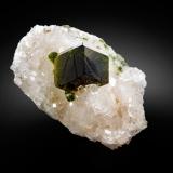 Uvite<br />Serra das Éguas, Brumado, Bahia, Northeast Region, Brazil<br />6 x 4 x 4 cm / main crystal: 2.2 cm<br /> (Author: MIM Museum)