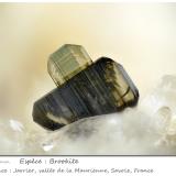 Brookite on Quartz<br />Jarrier, Saint-Jean-de-Maurienne, Savoie, Auvergne-Rhône-Alpes, France<br />fov 3.8 mm<br /> (Author: ploum)