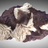 Fluorita, Barita<br />La Cabaña, Valdelmar, zona minera de Berbes, Berbes, Ribadesella, Comarca Oriente, Principado de Asturias (Asturias), España<br />20x11cm, cristales hasta 5cm<br /> (Autor: Raul Vancouver)