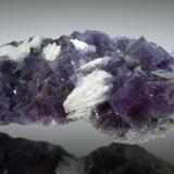 Fluorita, Barita<br />La Cabaña, Valdelmar, zona minera de Berbes, Berbes, Ribadesella, Comarca Oriente, Principado de Asturias (Asturias), España<br />35cm de ancho, cristales hasta 5cm<br /> (Autor: Raul Vancouver)
