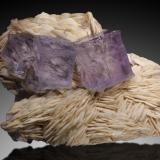 Fluorita, Barita<br />La Cabaña, Valdelmar, zona minera de Berbes, Berbes, Ribadesella, Comarca Oriente, Principado de Asturias (Asturias), España<br />15cm, cristales hasta 4cm<br /> (Autor: Raul Vancouver)