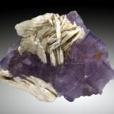 Fluorita, Barita<br />La Cabaña, Valdelmar, zona minera de Berbes, Berbes, Ribadesella, Comarca Oriente, Principado de Asturias (Asturias), España<br />15cm, cristales hasta 3cm de arista<br /> (Autor: Raul Vancouver)