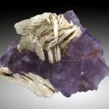 Fluorita, Barita<br />La Cabaña, zona minera de Berbes, Valdelmar, Berbes, Ribadesella, Comarca Oriente, Principado de Asturias (Asturias), España<br />15cm, cristales hasta 3cm de arista<br /> (Autor: Raul Vancouver)