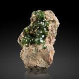 Andradita (variedad demantoide)<br />Distrito Ambanja, Provincia Antsiranana, Madagascar<br />8 x 8 x 11 cm / cristal principal: 2 cm<br /> (Autor: Museo MIM)
