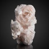 Calcite<br />Shangbao Mine, Leiyang, Hengyang Prefecture, Hunan Province, China<br />5 x 4 x 7.5 cm / main crystal: 1.4 cm<br /> (Author: MIM Museum)