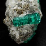 Beryl (variety emerald), Calcite, Albite (var. Cleavelandite), Pyrite<br />Chivor mining district, Municipio Chivor, Eastern Emerald Belt, Boyacá Department, Colombia<br />24 x 14 x 24 mm, main xl = 10 mm<br /> (Author: Fiebre Verde)