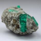 Beryl (variety emerald), Calcite, Albite (var. Cleavelandite), Pyrite<br />Chivor mining district, Municipio Chivor, Eastern Emerald Belt, Boyacá Department, Colombia<br />24 x 14 x 24 mm, main xl = 10 mm<br /> (Author: Fiebre Verde)