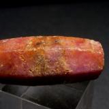 Corindón (variedad rubí)<br />Región Morogoro, Tanzania<br />3,5 x 1,3 cm.<br /> (Autor: javier ruiz martin)