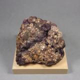bauxita, Siderita<br />Minas Bauxite, Bauxite, Condado Saline, Arkansas, USA<br />7,4 × 6,8 × 6 cm.  313 g.<br /> (Autor: J. G. Alcolea)