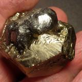 Pirita, Hematites<br />Mina Rio (Mina Rio Marina), realce Valle Giove, Rio Marina, Isla de Elba, Provincia Livorno, Toscana, Italia<br />5 x 5 cm.<br /> (Autor: javier ruiz martin)