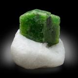 Pargasite<br />Luc Yen, Yenbai Province, Vietnam<br />8 x 6 x 7 cm / main crystal: 6.5 cm<br /> (Author: MIM Museum)