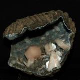 Estilbita-Ca [Stilbita-Ca] y Cuarzo [Quartz] (variedad calcedonia)<br />India<br />9 x 5.5 cm<br /> (Autor: Pedro Antonio)