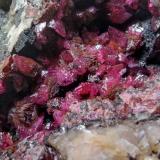 Roselita y Anorthoroselita<br />Distrito minero Bou Azzer, Región Drâa-Tafilalet, Marruecos<br />Encuadre de 3cm x 1,5cm<br /> (Autor: srm13151)