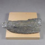 Estibina [Stibnita]<br />Collada Verda, Abella-Pardines, Ripoll, Comarca Ripollés, Gerona / Girona, Cataluña / Catalunya, España<br />(A)  9,5 x 3,8 x 2,4 cm.  158,8 g.<br /> (Autor: J. G. Alcolea)