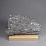 Estibina [Stibnita]<br />Collada Verda, Abella-Pardines, Ripoll, Comarca Ripollés, Gerona / Girona, Cataluña / Catalunya, España<br />(A y B)  10,3 x 6,3 x 3,3 cm.  395,9 g.<br /> (Autor: J. G. Alcolea)