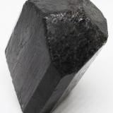 Chorlo [Schorl]<br />Cantera Gillette, Haddam Neck, Haddam, Condado Middlesex, Connecticut, USA<br />6X4.5X4 cm.<br /> (Autor: Luis Edmundo Sánchez Roja)