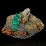 Beryl (variety emerald), Calcite, PyriteChivor (distrito minero), Municipio Chivor, Cinturón Esmeraldífero Oriental, Departamento Boyacá, Colombia68 x 50 x 14 mm - main xl fragment 21 mm (Author: Fiebre Verde)