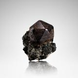 Cafarsite<br />Wannigletscher, Scherbadung (Monte Cervandone), Kriegalp Valley, Binn Valley (Binntal), Wallis (Valais), Switzerland<br />2.5 x 2 x 2.5 cm / main crystal: 1.7 cm<br /> (Author: MIM Museum)