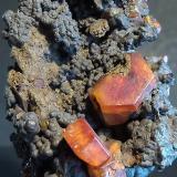 Vanadinita sobre GoethitaTaouz, Provincia Er Rachidia, Región Drâa-Tafilalet, Marruecos9 x 3 x 3 cm. (Autor: Felipe Abolafia)