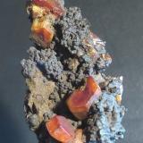 Vanadinita sobre GoethitaTaouz, Provincia Er Rachidia, Región Drâa-Tafilalet, Marruecos9 x 3 x 3 cm. (Autor: Felipe Abolafia)