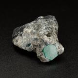 Beryl (variety emerald), Calcite, PyriteCoscuez (distrito minero), Municipio San Pablo de Borbur, Cinturón Esmeraldífero Occidental, Departamento Boyacá, Colombia33 x 16 x 29 mm, xl=3.5 (H) x 7.5 mm (Diam) (Author: Fiebre Verde)