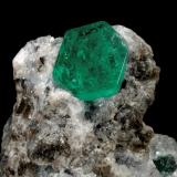 Beryl (variety emerald), Calcite, PyriteCoscuez (distrito minero), Municipio San Pablo de Borbur, Cinturón Esmeraldífero Occidental, Departamento Boyacá, Colombia33 x 16 x 29 mm, xl=3.5 (H) x 7.5 mm (Diam) (Author: Fiebre Verde)