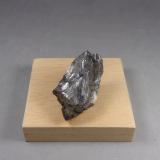 Cosalita<br />Nordmark, Filipstad, Värmland, Suecia<br />4,3 x 2,5 x 2,1 cm.<br /> (Autor: J. G. Alcolea)