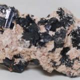Chorlo [Schorl]<br />Belvís de Monroy, Comarca Campo Arañuelo, Cáceres, Extremadura, España<br />44 x 25 x 15 mm<br /> (Autor: José Luis Zamora)