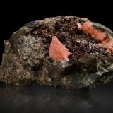 Hureaulite<br />Tip Top Mine, Fourmile, Custer County, South Dakota, USA<br />7 x 4.5 x 4 cm / main crystal: 1.4 cm<br /> (Author: MIM Museum)