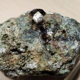 VesuvianitaMonte Somma, Complesso Somma-Vesuvio, Ciudad metropolitana de Nápoles, Campania, Italia73 mm x 48 mm. Cristal principal: 14 mm x 7 mm. Masa: 218 g (Autor: Carles Millan)