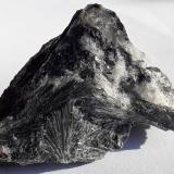Kyanite (variety rhaetizite)Bosco Grigio (Grawandkofel), Caminata (Kematen), Valle Vizze, Provincia Bolzano, Trentino-Alto Adige (Trentino-Südtirol), Italia3 x 3 cm (Author: Volkmar Stingl)