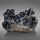 Chrysoberyl (variety alexandrite)<br />Novello Mine, Masvingo (Fort Victoria), Masvingo District, Masvingo Province, Zimbabwe<br />12.5 x 8 x 7 cm / main crystal: 2.7 cm<br /> (Author: MIM Museum)