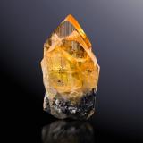 Anglesita<br />Touissit, Distrito Touissit, Provincia Jerada, Región Oriental, Marruecos<br />4 x 2.5 x 7.5 cm / cristal principal: 7.4 cm<br /> (Autor: Museo MIM)