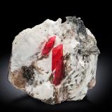 Rodonita [Rhodonite]Mina Morro da Mina, Conselheiro Lafaiete, Minas Gerais, Brasil10.5 x 5 x 10 cm / cristal principal: 4.8 cm (Autor: Museo MIM)