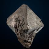 Jacobsite<br />Jakobsbergsfältet, Filipstads, Värmland, Sweden<br />3 x 3.5 x 2 cm / main crystal: 3.2 cm<br /> (Author: MIM Museum)