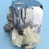 Galena, calcita, calcopirita<br />Mina Sweetwater, Ellington, Distrito Viburnum Trend, Condado Reynolds, Missouri, USA<br />51 mm x 35 mm. Arista del cristal de galena: 27 mm. Masa: 155 g.<br /> (Autor: Carles Millan)