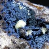 Cerusita [Cerussite], Goethita [Goethite]Corta San Valentín, Sancti Espíritu, Sierra Minera de Cartagena-La Unión, La Unión, Comarca Campo de Cartagena, Región de Murcia (Murcia), EspañaCampo de visión 2 cm. (Autor: Antonio P. López)