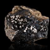 Churchita-(Y)<br />Mina Skorpion, Rosh Pinah, Distrito Lüderitz, Region ǁKaras, Namibia<br />11 x 9 x 8 cm / cristal principal: 0.4 cm<br /> (Autor: Museo MIM)