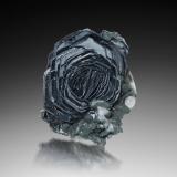 Hematite<br />Refuge du Clos, Saint-Christophe-en-Oisans, Le Bourg d'Oisans Comune, Isère, Auvergne-Rhône-Alpes, France<br />5.5 x 4.5 x 2.5 cm / main crystal: 3.1 cm<br /> (Author: MIM Museum)