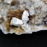 Weloganita [Weloganite]Cantera Francon, Montréal, Distrito St. Michel, Condado Jacques Cartier, Québec, CanadáCampo de visión 2 cm. (Autor: Antonio P. López)