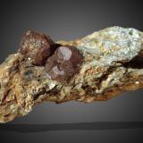 Granate (Grupo)<br />Afloramiento Alto Parada, Cerro de Parada Cuerda, Navas del Rey, Comarca Sierra Oeste, Comunidad de Madrid, España<br />8cm x 4cm x 3cm  Grupo de cristales de 3cm<br /> (Autor: srm13151)