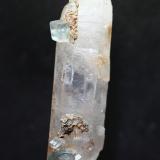 Fluorapatito, Cuarzo<br />Minas da Panasqueira, Aldeia de São Francisco de Assis, Covilhã, Castelo Branco, Cova da Beira, Centro, Portugal<br />85 x 22 x 22 mm<br /> (Autor: José Luis Zamora)