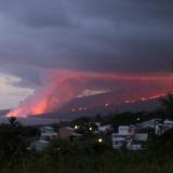 Erupción del Pitón de la Fournaise, abril de 2007.
Imagen: Aurélien Théau - Trabajo propio, Dominio público, 
https://commons.wikimedia.org/w/index.php?curid=1914787 (Autor: Frederic Varela)