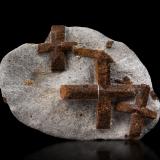 Estaurolita [Staurolite]<br />Pestsovye Keivy, Montes Keivy, Península Kola, Murmanskaja Oblast, Región Norte, Rusia<br />8 x 5.5 x 2 cm / cristal principal: 3.7 cm<br /> (Autor: Museo MIM)