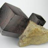 Almandine
Timmelsjoch, Bozen, Südtirol
95 mm x 45 mm. Main crystal size: 57 mm across (Author: Carles Millan)