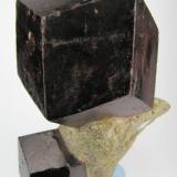 Almandine
Timmelsjoch, Bozen, Südtirol
95 mm x 45 mm. Main crystal size: 57 mm across (Author: Carles Millan)