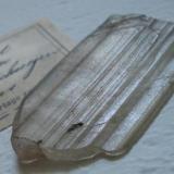 So let´s start then with a real German classic: a 4 x 3 cm cerussite crystal from Friedrichssegen Mine near Bad Ems, Nassau, Rhineland-Palatinate with original label from the Freiberg Bergakademie (about 1910). (Author: Andreas Gerstenberg)