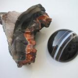 Stained onyx from Idar-Oberstein, Rhineland-Palatinate as rough stone and cabochon (3 cm in diameter). Old material, former Fritz Seliger collection/Berlin. (Author: Andreas Gerstenberg)