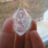 Clear quartz crystal (double terminated) with inclusions of asphalt and natural gas. You can even switch the gas bubble in the crystal! A rarity from Zschorlau near Schneeberg, Erzgebirge, Saxony. (Author: Andreas Gerstenberg)