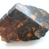 Dark amber from the Lichtenberg open pit, Ronneburg uranium district, Thuringia (very rare!). 8 cm polished sample from a 1959 find. (Author: Andreas Gerstenberg)